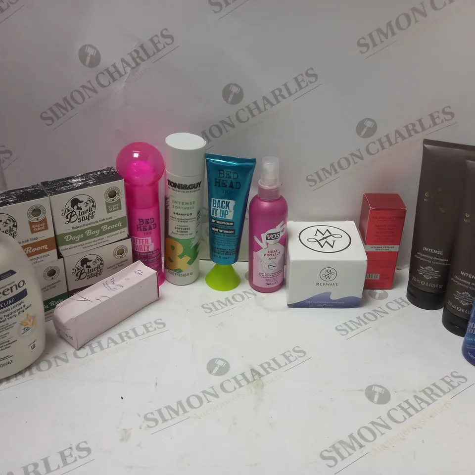 APROXIMATLEY 20 COSMETICS ITEMS TO INCLUDE MERWAVE DEEP CONDITIONING HAIR MASK (300ml), AVEENO SKIN RELIEF MOISTURISING LOTION (500ml), VO5 HEAT PROTECT SPRAY (200ml), ETC