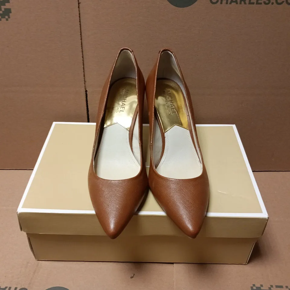 BOXED PAIR OF MICHAEL KORS POINTED HEELS IN BROWN - SIZE 8M