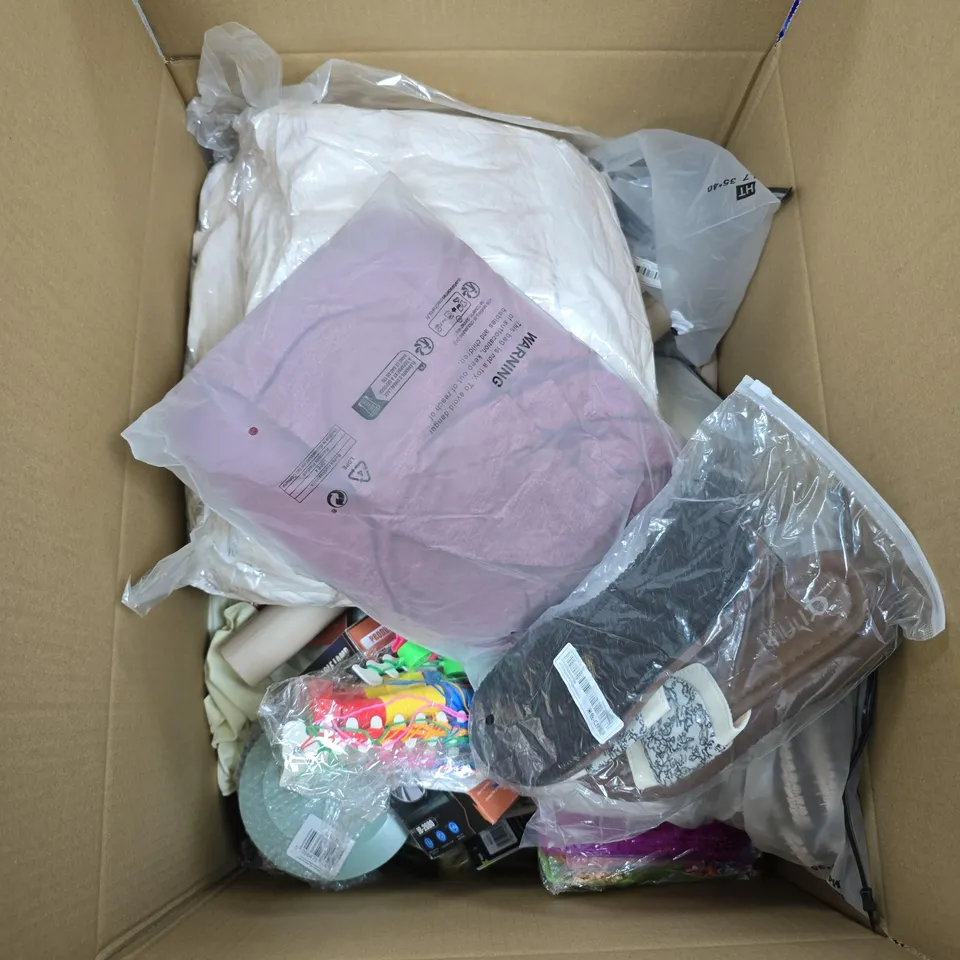 BOX OF APPROXIMATELY 15 ASSORTED ITEMS INCLUDING A KEPLIN 1.8L PLASTIC WATERING CAN, SOME STAR STICKERS AND A PORTABLE LAMP