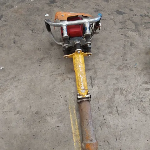 ROBEL 62.05 2 STROKE VERTICAL TAMPER - RAILWAY MAINTENANCE TOOL