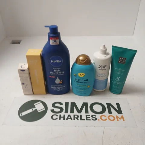 APPROXIMATELY 15 ASSORTED HEALTH & BEAUTY PRODUCTS TO INCLUDE NO7 GOOD INTENT RADIANCE REFLECT SERUM SPRAY, NIVEA RICH NOURISHING BODY LOTION, OGX CONDITIONER, ETC - COLLECTION ONLY