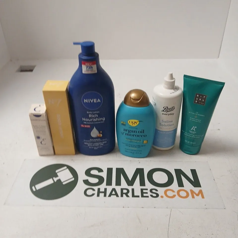 APPROXIMATELY 15 ASSORTED HEALTH & BEAUTY PRODUCTS TO INCLUDE NO7 GOOD INTENT RADIANCE REFLECT SERUM SPRAY, NIVEA RICH NOURISHING BODY LOTION, OGX CONDITIONER, ETC - COLLECTION ONLY