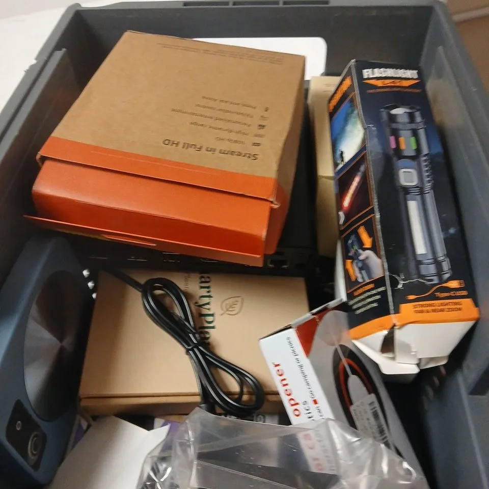 APPROXIMATELY 10 ASSORTED ITEMS INCLUDING FIRE TV STICK HD AND FLASHLIGHT  L-41