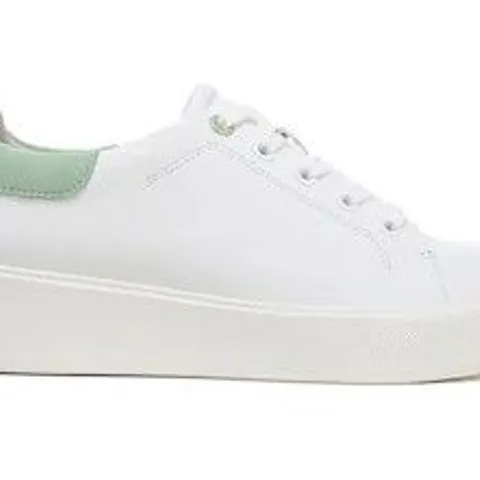 NATURALIZER MORRISON 2 TRAINER SIZE 5