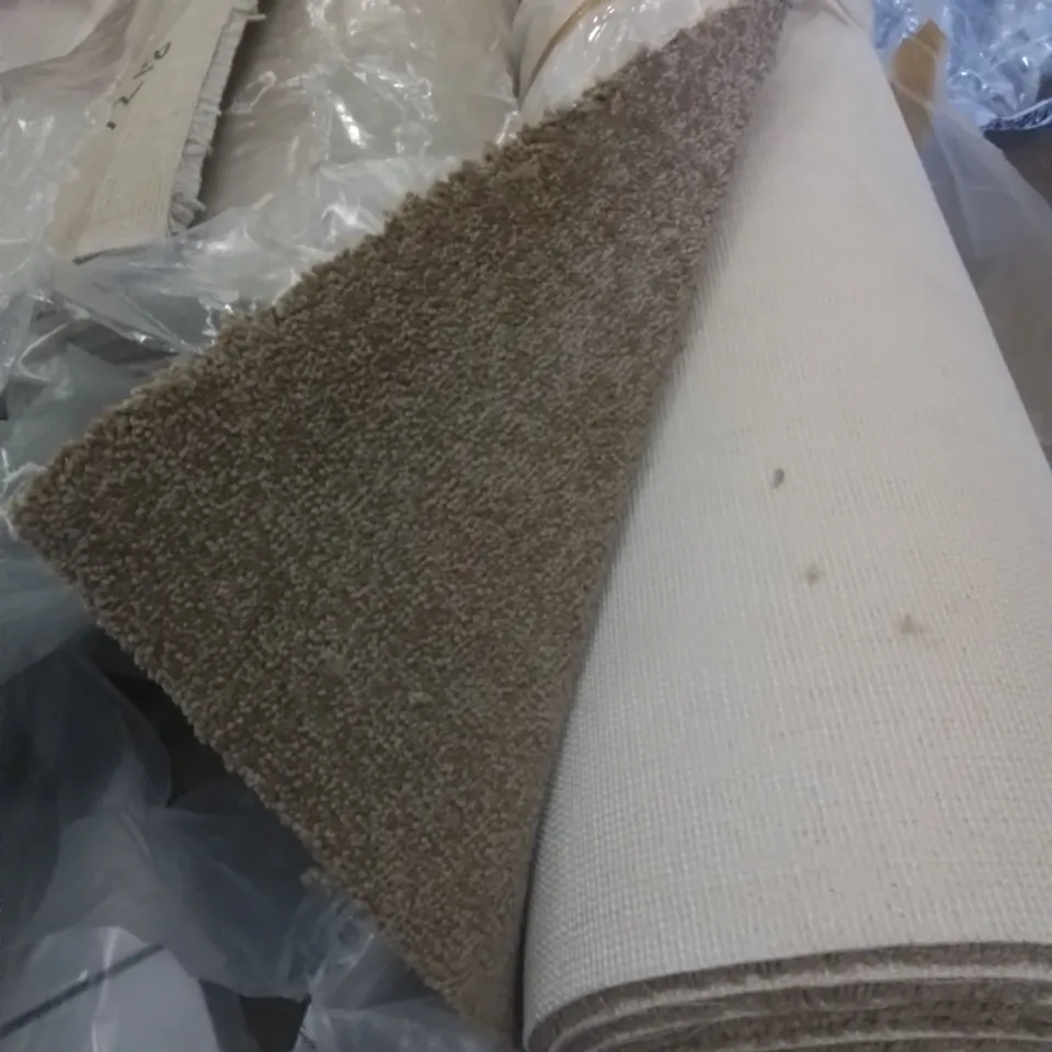 ROLL OF QUALITY EC AURA GOLDILOCKS CARPET // SIZE: APPROXIMATELY 4.4 X 5M