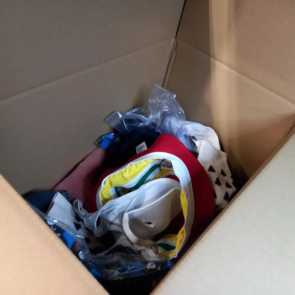 LOT OF APPROX. 10 ASSORTED CLOTHING ACCESSORIES  IN VARYING SIZES/COLOURS/STYLES TO INCLUDE: SOCKS, THERMALS