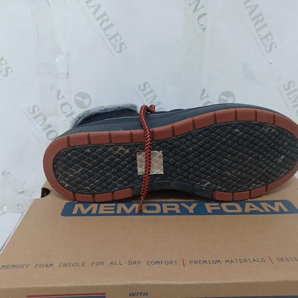 BOXED PAIR OF SKECHERS BOBS SKIPPER WAVE DIAMOND QUILTS BOOTS IN BLACK SIZE 5