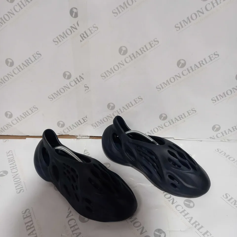 UNBOXED PAIR ADIDAS YEEZY FOAM BOOST NAVY SIZE UNKNOWN 