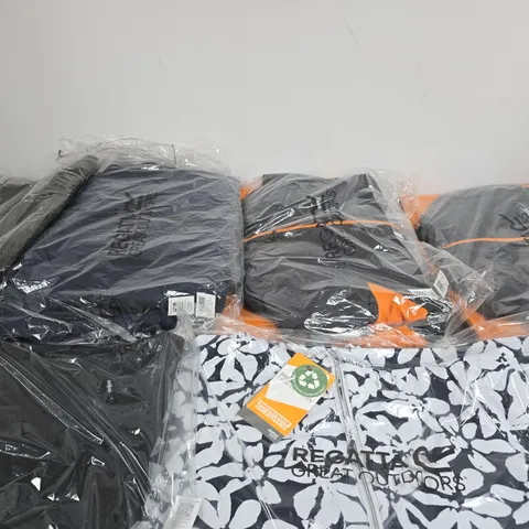 APPROXIMATELY 33 ASSORTED BRAND NEW REGATTA CLOTHING ITEMS IN VARIOUS SIZES, STYLES & COLOURS