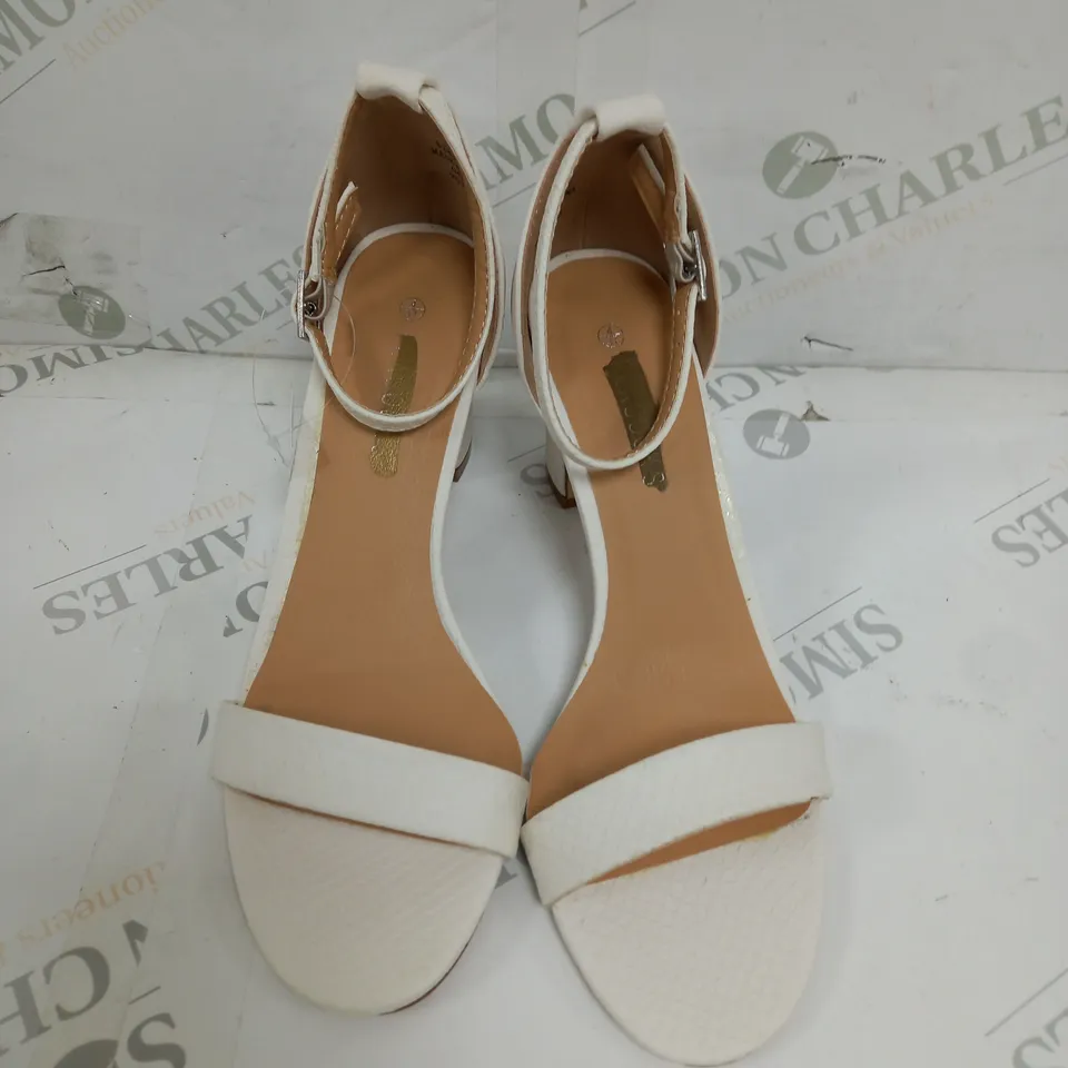APPROXIMATELY 10 PAIRS OF PEACOCKS BLOCK HEELED SANDALS IN WHITE SIZE 4 