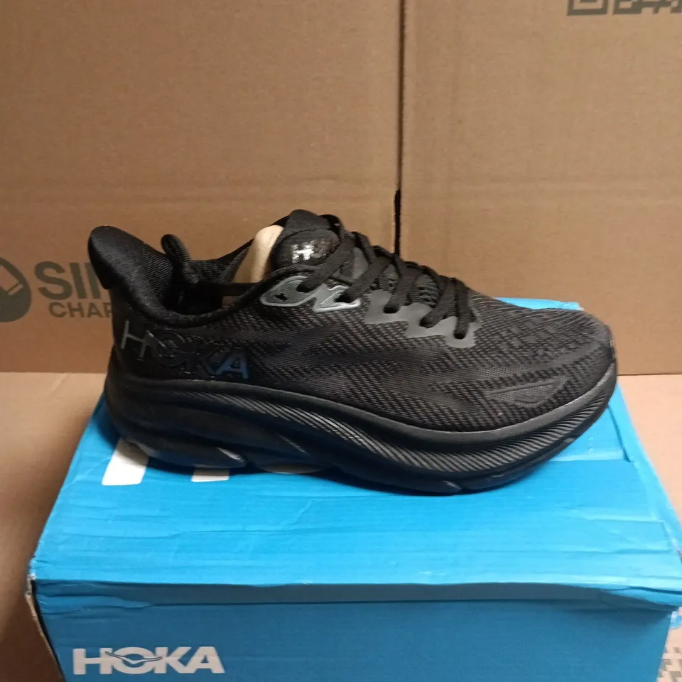 BOXED PAIR OF HOKA CLIFTON 9 RUNNING SHOES IN BLACK - 5.5