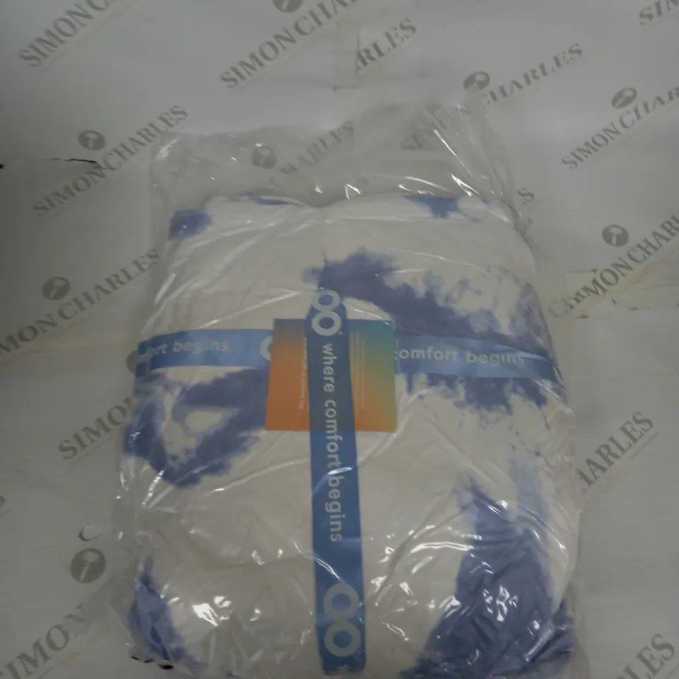 OODIE HOODED OVERSIZED BLANKET - CLOUD PATTERN
