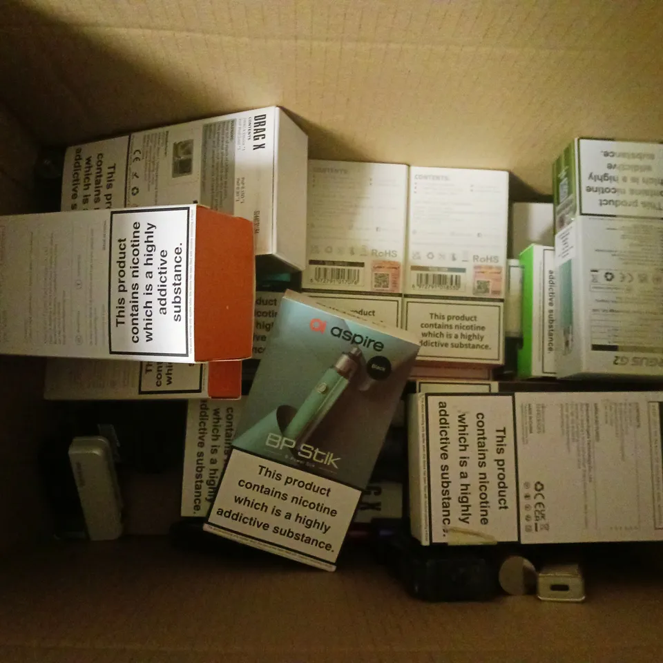 APPROXIMATELY 20 VAPES & E-CIGARETTES TO INCLUDE VOOPOO DRAG X, ASPIRE FLEXUS, UWELL CALIBURN, ETC