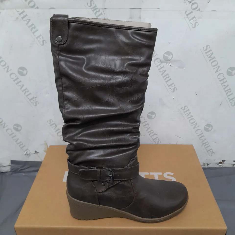 APPROXIMATELY 8 PAIRS OF BARRATTS STRAP AND ROUCHE WEDGE HIGH BOOTS SIZE 4
