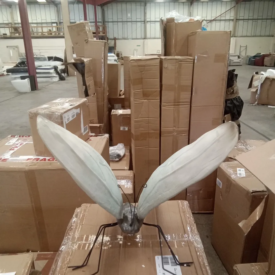 BOXED LARGE GARDEN BUTTERFLY ORNAMENT