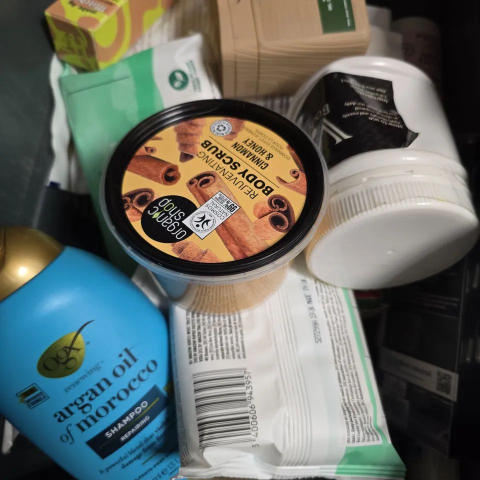 APPROXIMATELY 20 ASSORTED HEALTH AND BEAUTY PRODUCTS INCLUDING DOVE BODY WASH , ORGANIC SHOP CONDITIONER AND GIVE ME CONDITIONER 