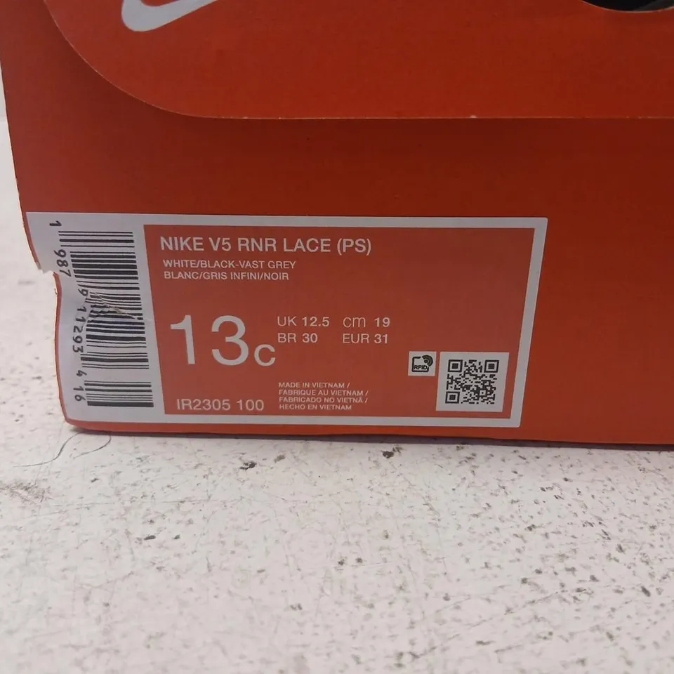 NIKE V5 RNR LACE PS – KIDS TRAINERS, WHITE/VEIL GREY, BOXED SIZE KIDS 12.5