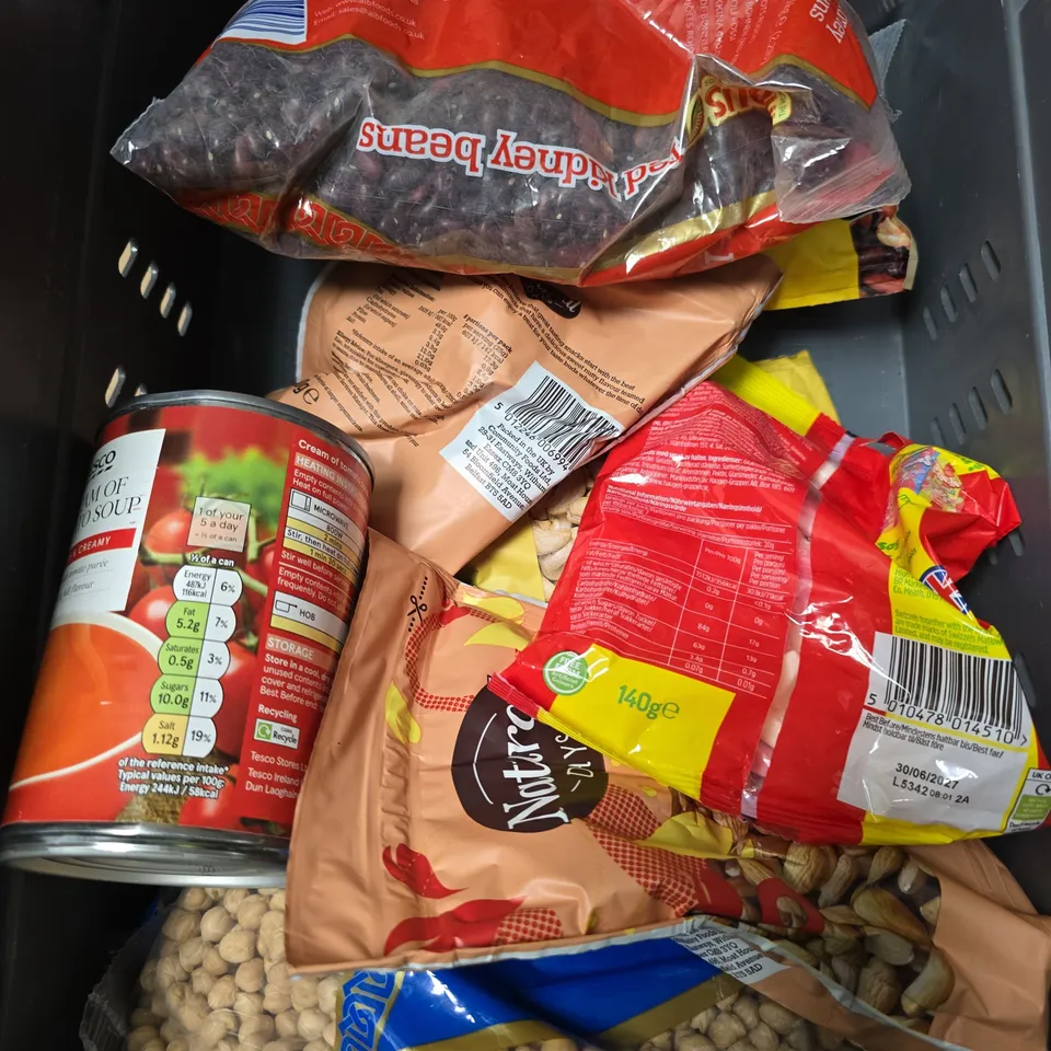 APPROXIMATELY 10 ASSORTED FOOD/DRINK PRODUCTS TO INCLUDE SHORTBREAD, CHICK PEAS, HONEY ETC 