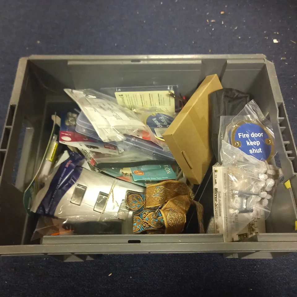 LOT OF ASSORTED HOUSEHOLD GOODS TO INCLUDE HEAVY DUTY FENCING WIRE, OX SCREWDRIVER, AND PORTABLE TORCH ETC.