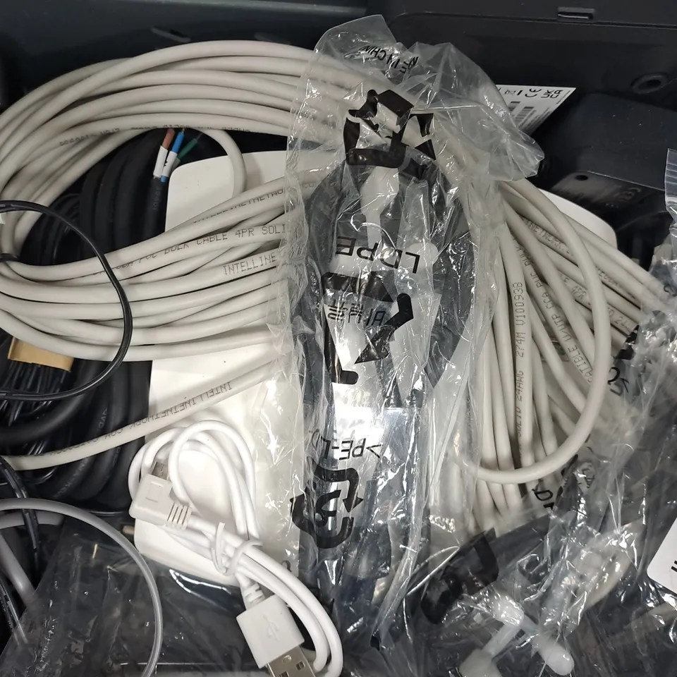 APPROXIMATELY 10 ASSORTED ELECTRICAL ITEMS TO INCLUDE WI-FI ROUTER, ETC
