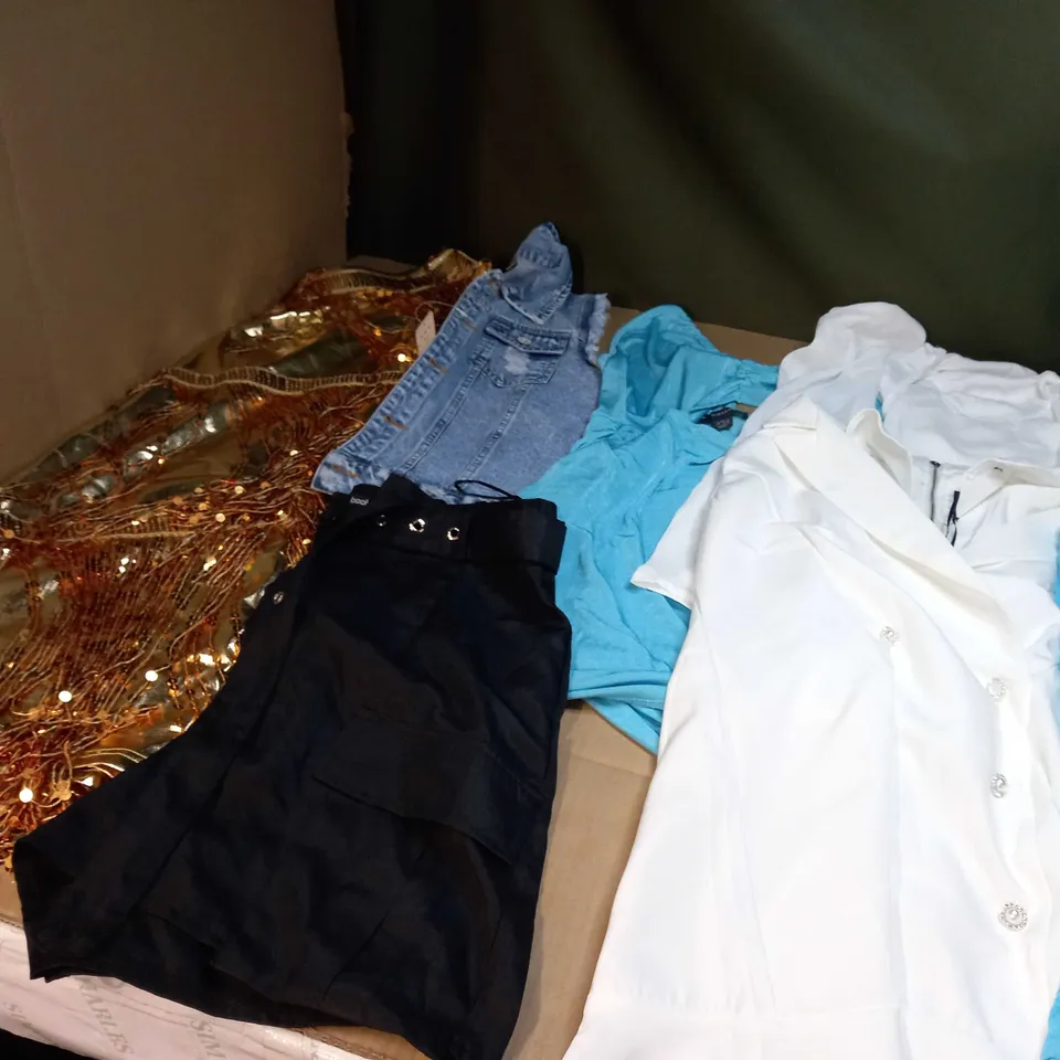 LOT OF APPROX 25 ASSORTED CLOTHING ITEMS VARYING IN SIZE/COLOUR/STYLE TO INCLUDE: TROUSERS, TOPS, DRESSES