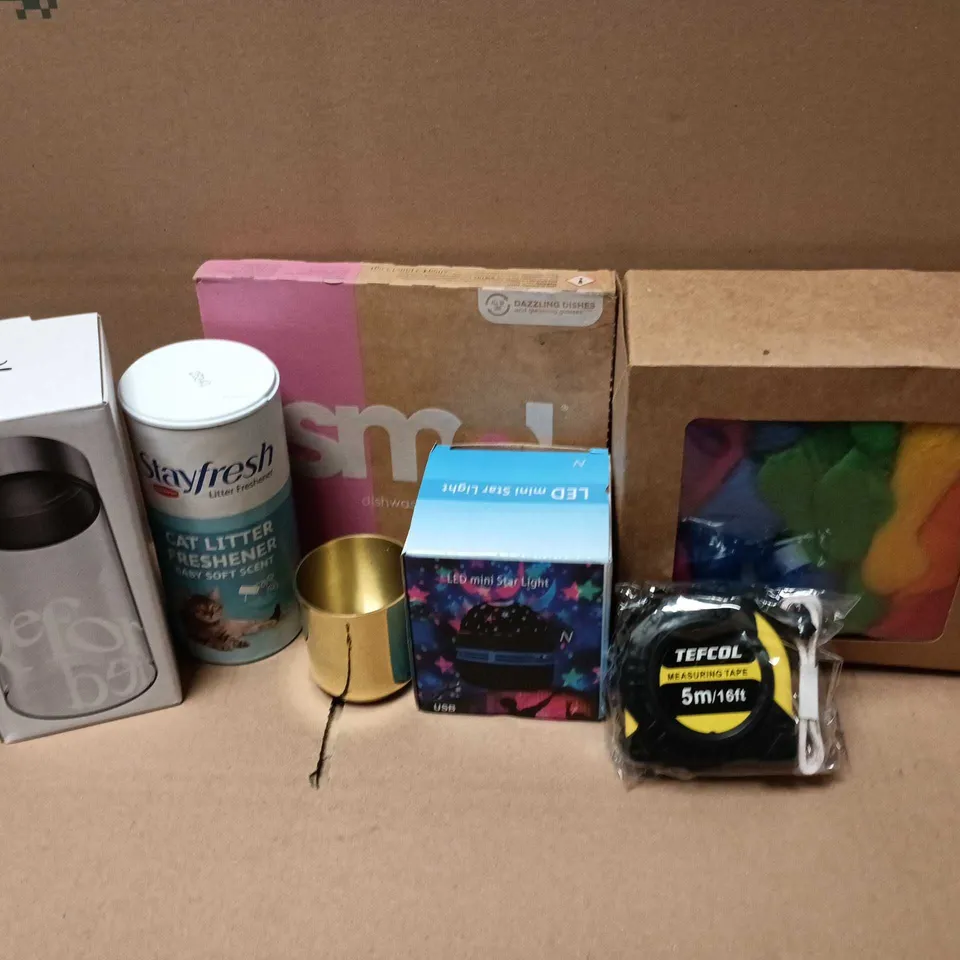 APPROXIMATELY 12 ASSORTED HOUSEHOLD ITEMS TO INCLUDE TEFCOL MEASURING TAPE, CAT LITTER FRESHENER, LED MINI STAR LIGHT, ETC