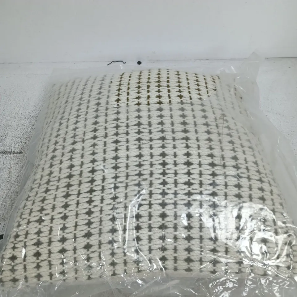 COTSWOLD CO TEXTURED COTTON WEAVE CUSHION 45X45 CM 