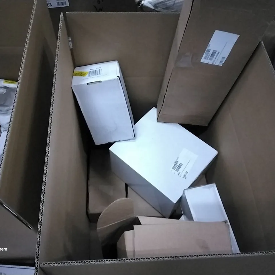 BOX OF APPROXIMATELY 12 ASSORTED BATHROOM ITEMS TO INCLUDE A SQUARE 3 FUNCTION RAIL KIT, A PUSH BUTTON BATH WASTE AND A ARRISSA ROUND MATT