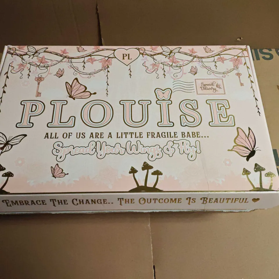 LOT OF APPROXIMATELY 18 ASSORTED PLOUISE COSMETIC ITEMS TO INCLUDE HYDRATING FORMULA, BOSY FOAM AND CONDITIONER