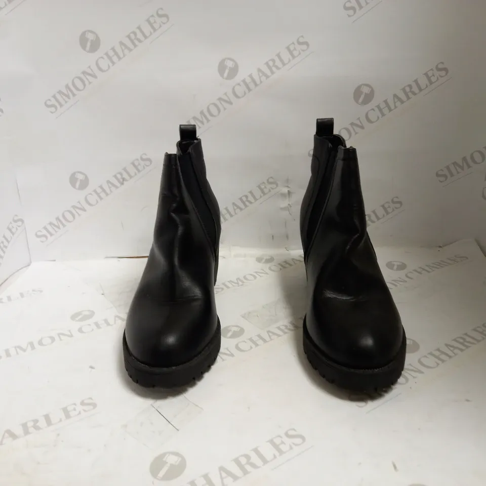 AJVANI BLACK HEEL BOOTS SIZE 5 