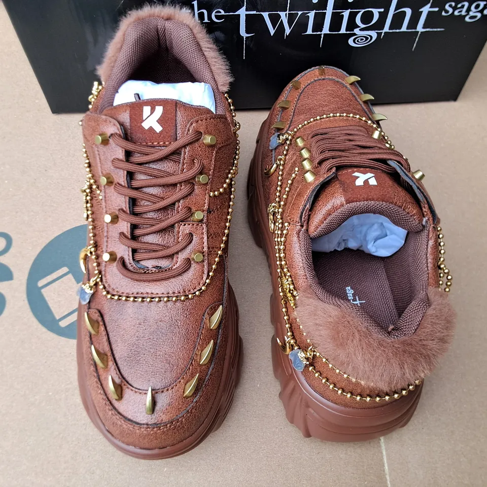 BRAND NEW BOXED KOI TWIGHLIGHT LOCA JINX CHARM TRAINERS IN BROWN - UK 5