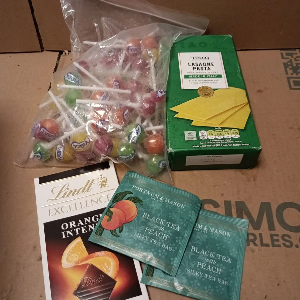APPROXIMATELY 10 ASSORTED FOOD/DRINK PRODUCTS TO INCLUDE LINDT CHOCOLATE, LASAGNE SHEETS, BLACK TEA ETC 
