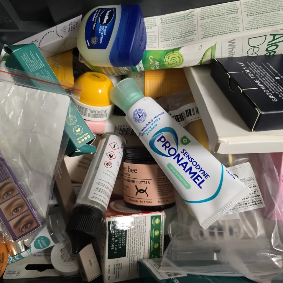 APPROXIMATELY 20 ASSORTED COSMETIC PRODUCTS TO INCLUDE L'ORÉAL, GARNIER, ETC
