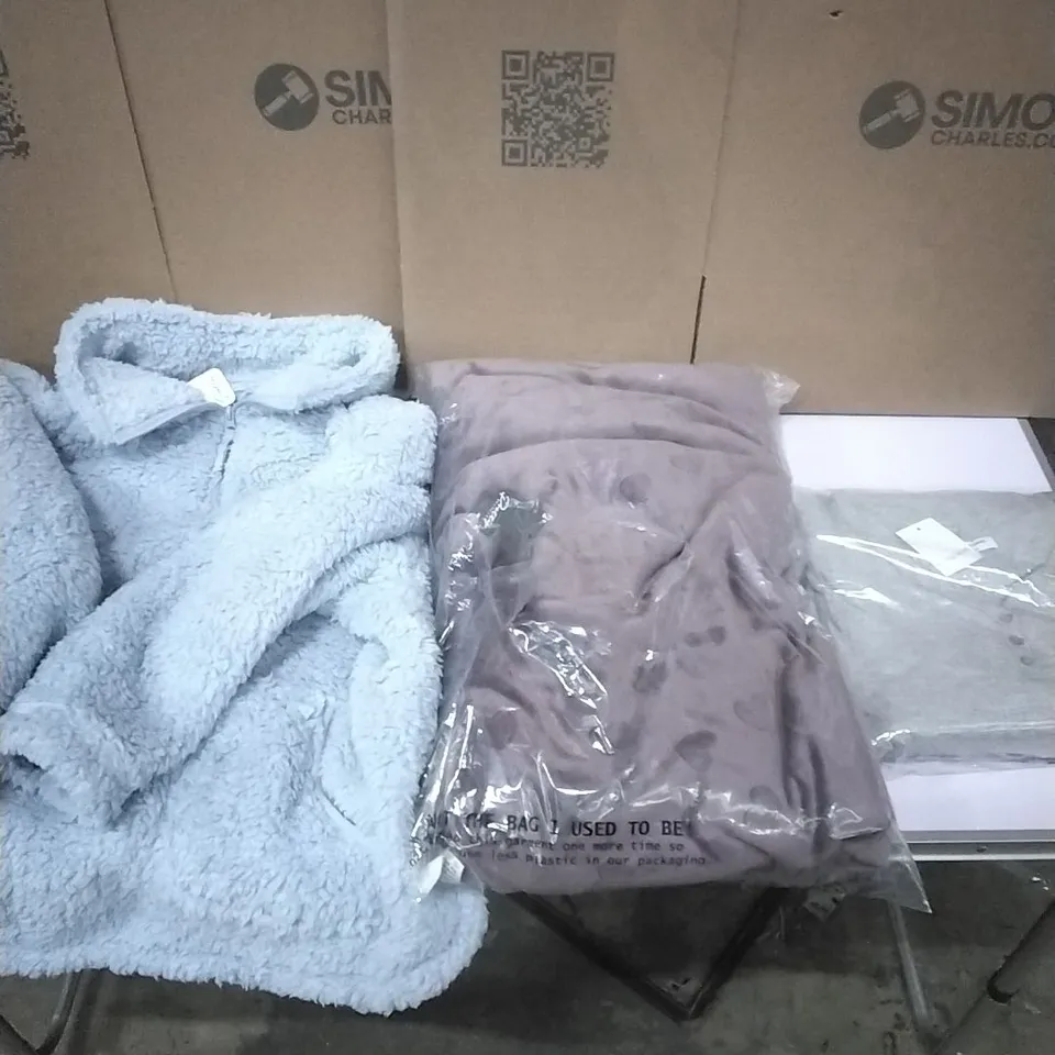 A PALLET TO CONTAIN APPROXIMATELY 80 WOMENS DESIGNER CLOTHES WHICH INCLUDE;JD WILLIAMS OVERSIZED FLUFFY JUMPERS/HOODIES, LOUNGE WEAR ETC