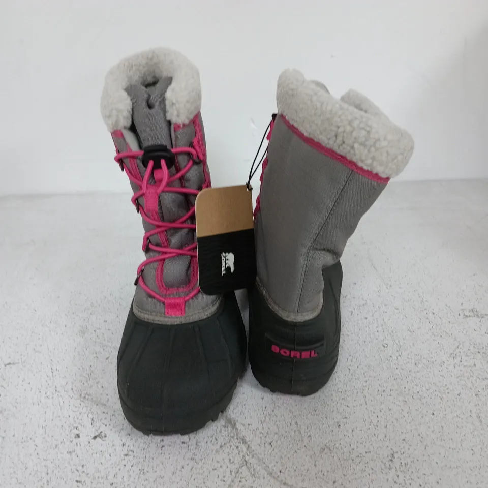 BOXED PAIR OF SOREL YOUTH CUMBERLAND 2 BOOTS IN LIGHT GREY/PINK - UK 4.5