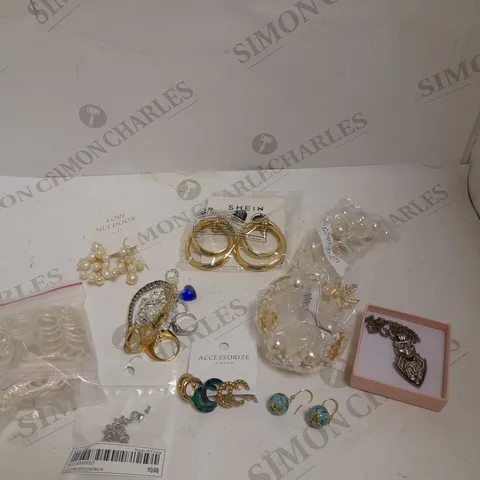 BOX OF APPROXIMATELY 25 ASSORTED LOOSE & BOXED JEWELLERY ITEMS TO INCLUDE RINGS, STUD EARRINGS, WATCHES ETC 