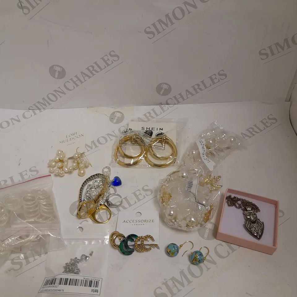 BOX OF APPROXIMATELY 25 ASSORTED LOOSE & BOXED JEWELLERY ITEMS TO INCLUDE RINGS, STUD EARRINGS, WATCHES ETC 