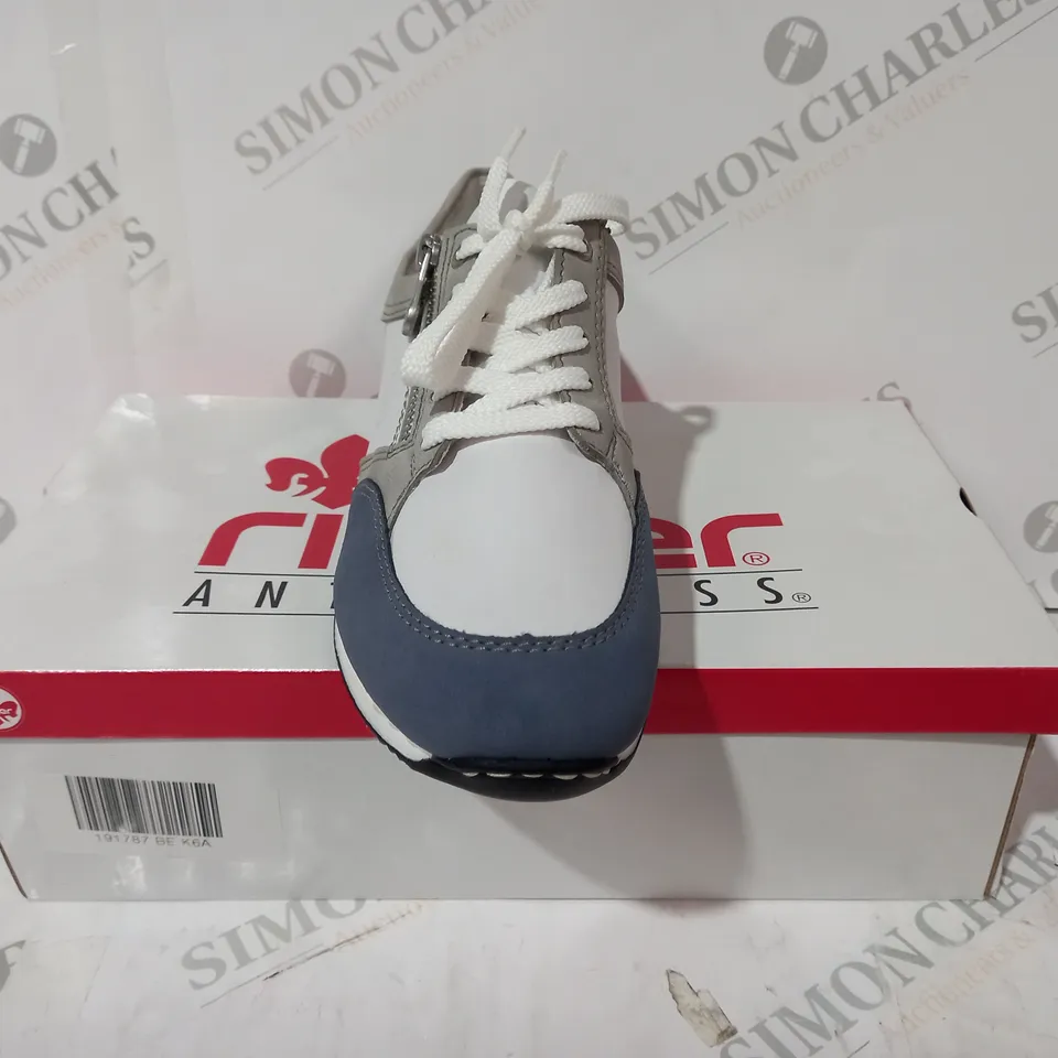 BOXED PAIR OF RIEKER TRAINERS IN LIGHT GREY/BLUE EU SIZE 40