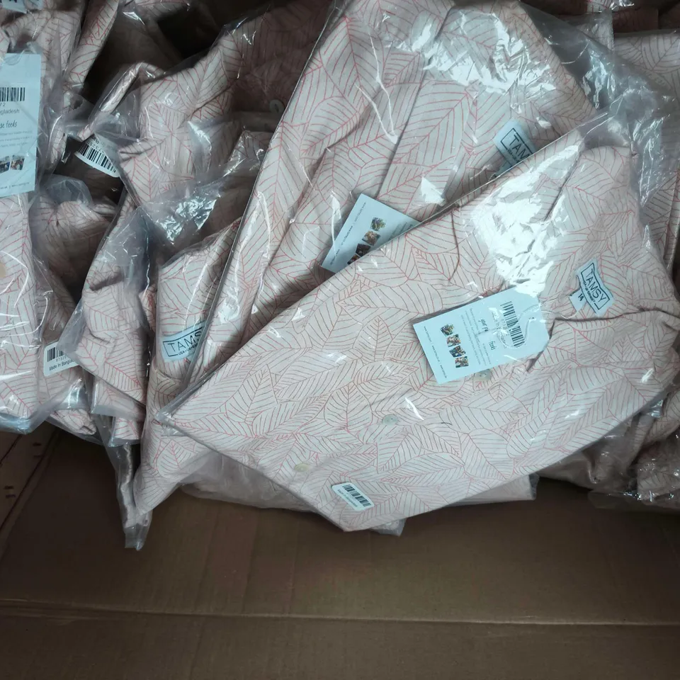 APPROXIMATELY 20 TAMSY LEAF PATTERNED SHIRTS - 14