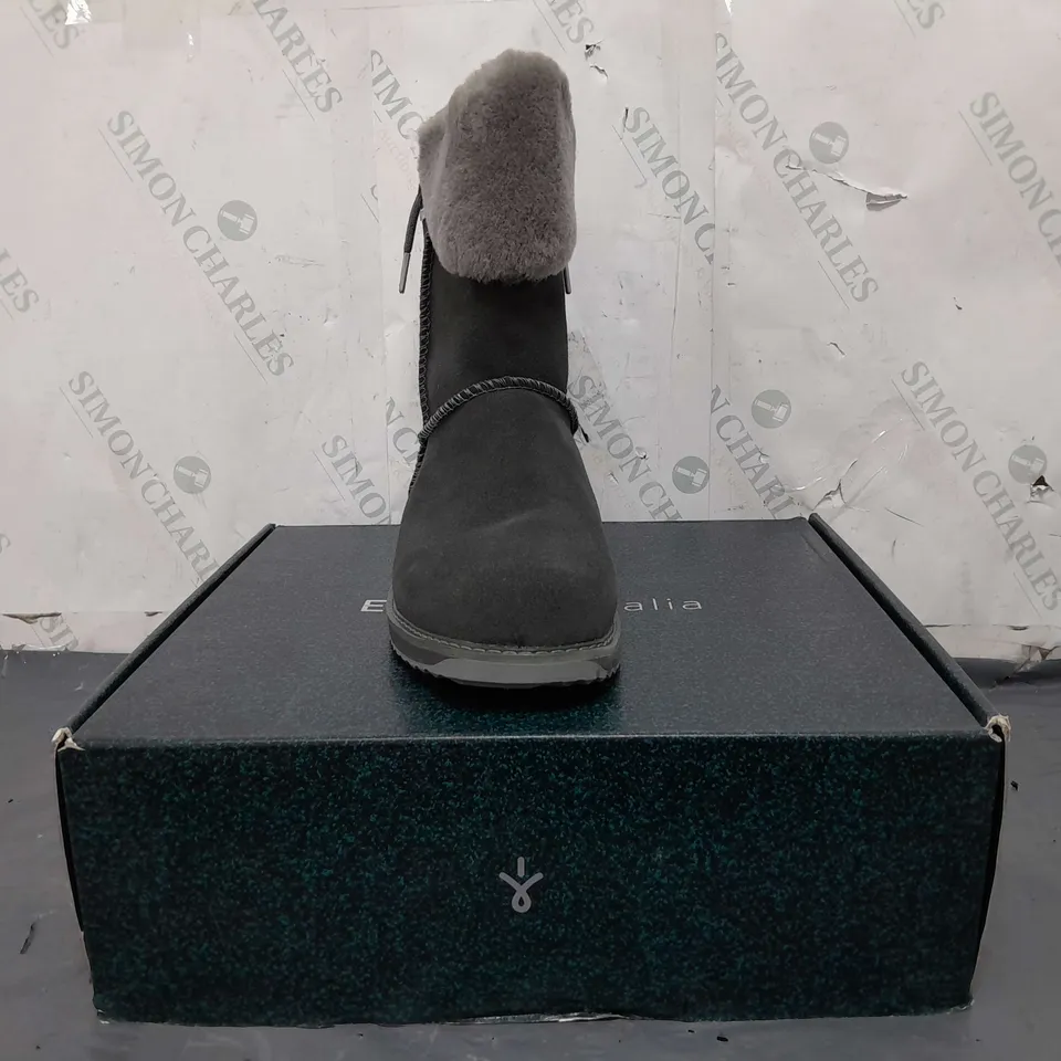 BOXED PAIR OF EMU AUSTRALIA BOOTS IN DARK GREY SIZE 7