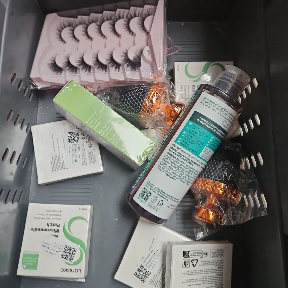 APPROXIMATELY 20 ASSORTED HEALTH & BEAUTY PRODUCTS TO INCLUDE - BED HEAD AFTER PARTY SMOOTHING CREAM - ELF SKIN FACE CREAM - SOAP&GLORY BODY BUTTER - ETC