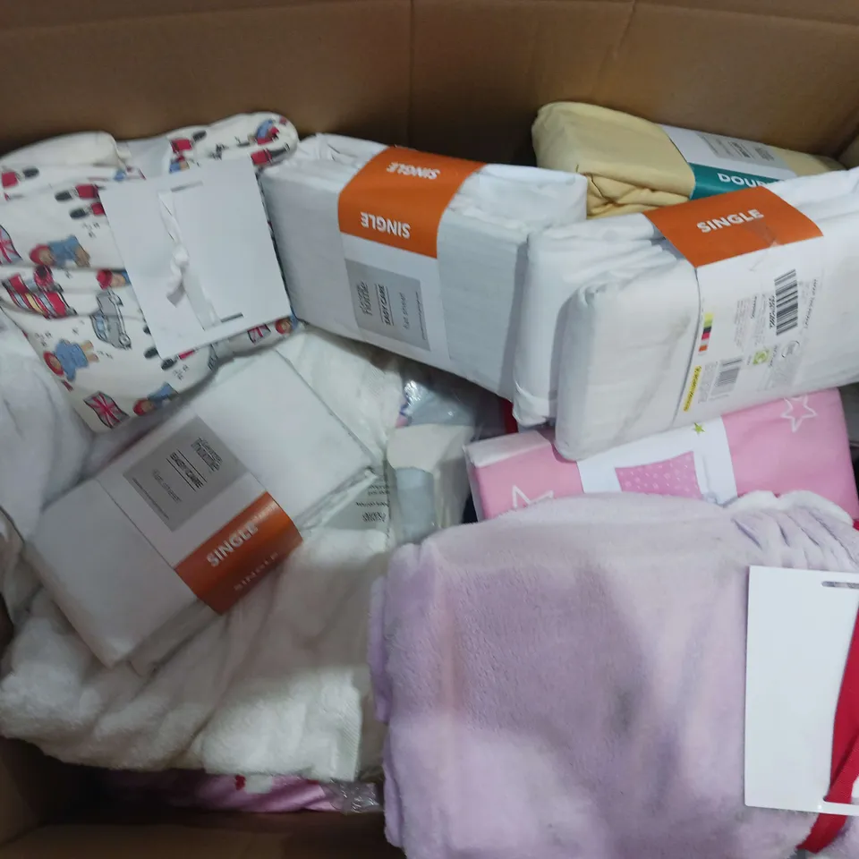 BOX OF APPROXIMATELY 12 ASSORTED BEDDING AND SOFT FURNISHING ITEMS TO INCLUDE - DUVET SETS, PILLOWCASES, AND PLACE MATS ETC. 
