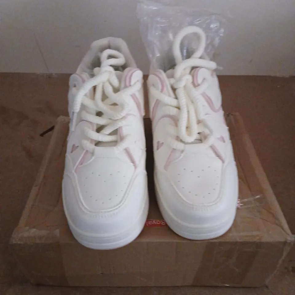 SPORTS UK 6.5 (EU 39) WHITE AND PINK SNEAKERS WITH WHEELS