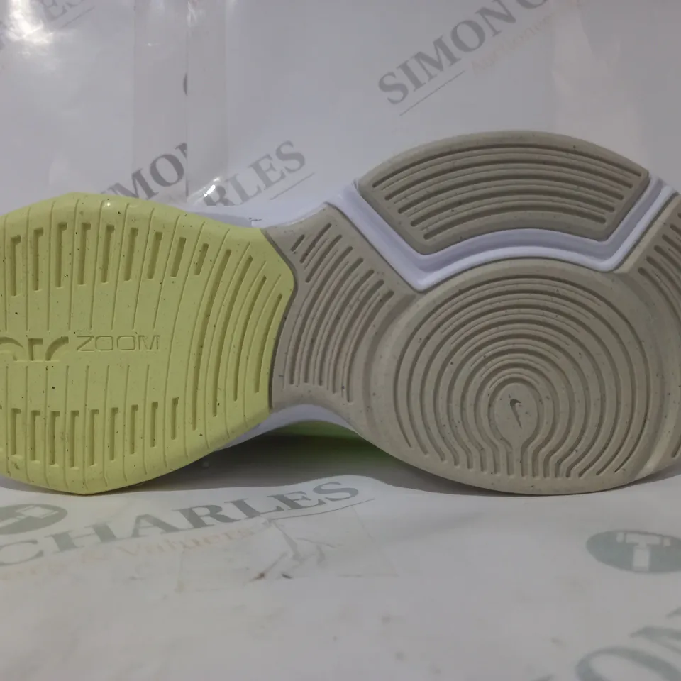 PAIR OF NIKE AIR ZOOM TRAINERS IN WHITE/GREEN UK SIZE 6