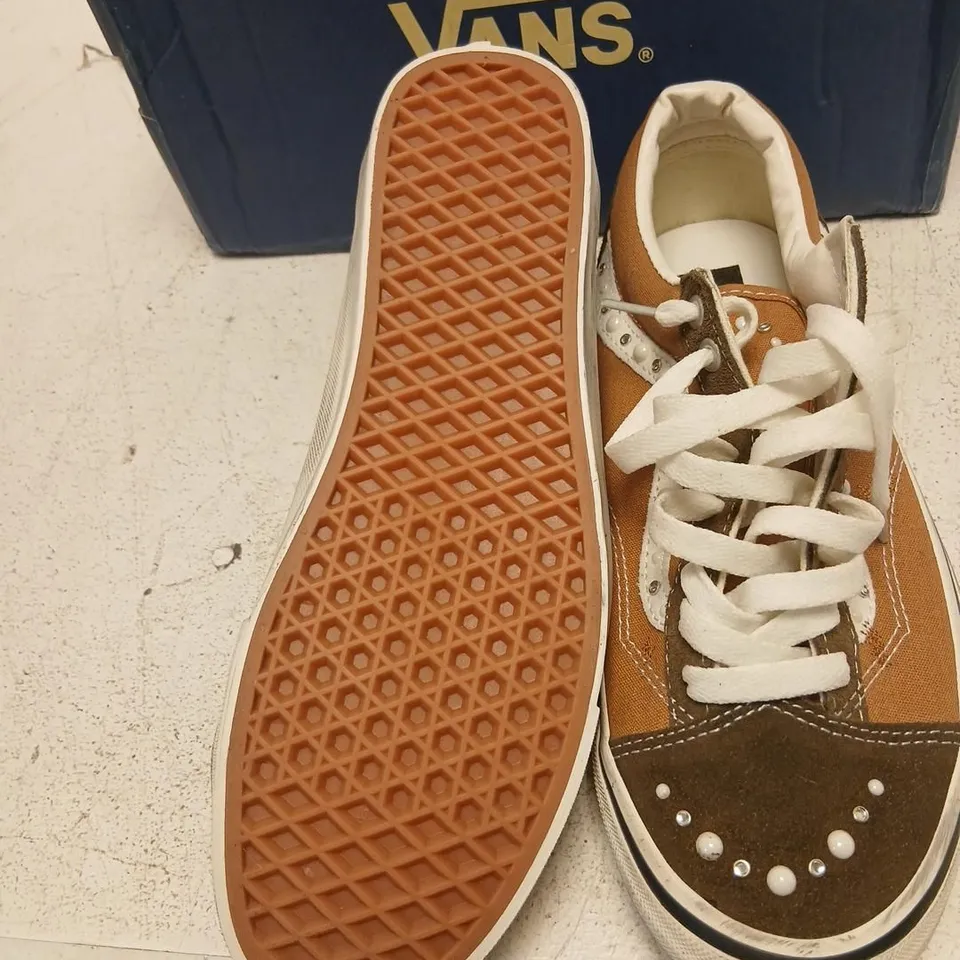 VANS OLD SKOOL SNEAKERS – BROWN/TAN, UK 8.5 (US 9.5)