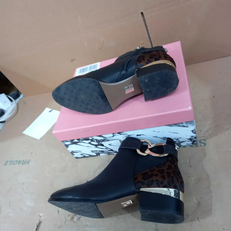 ANKLE CHELSEA BOOT WITH TRIM