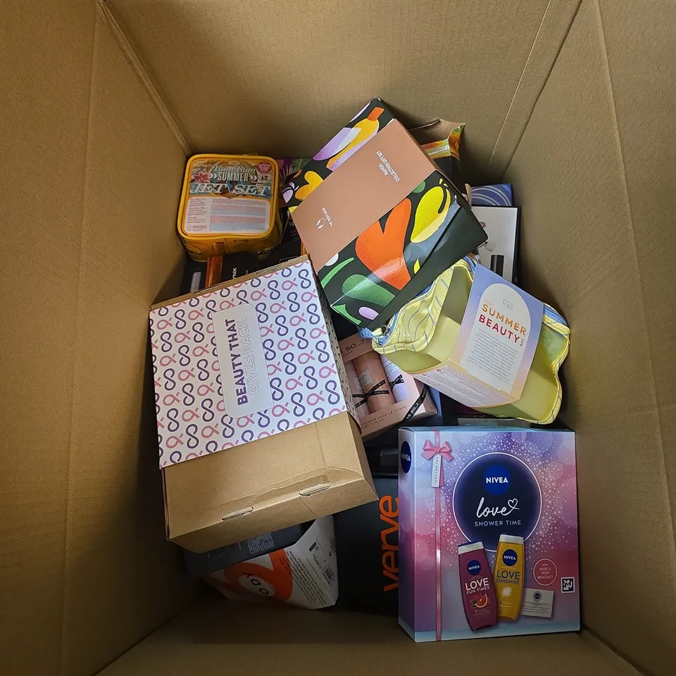 BOX OF APPROXIMATELY 22 ASSORTED COSMETIC BOX SETS TO INCLUDE THE BODY SHOP, LYNX, NIVEA, AVON, M&S, MISS SO? ETC