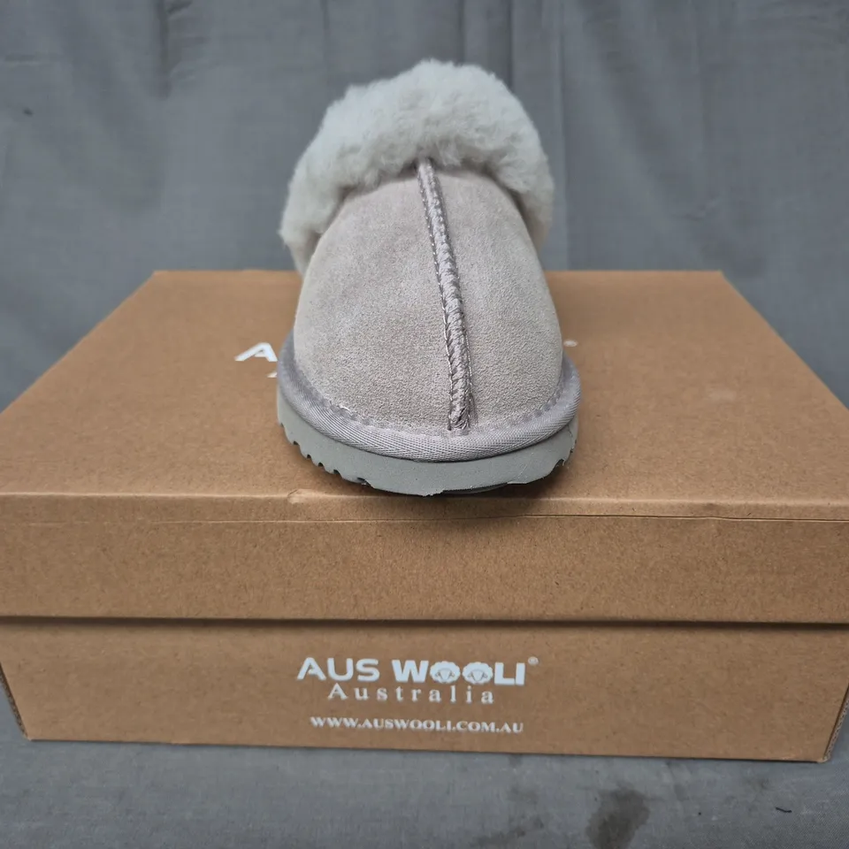 BOXED PAIR OF AUS WOOLI SYDNEY SLIPPERS IN LIGHT GREY UK SIZE 3