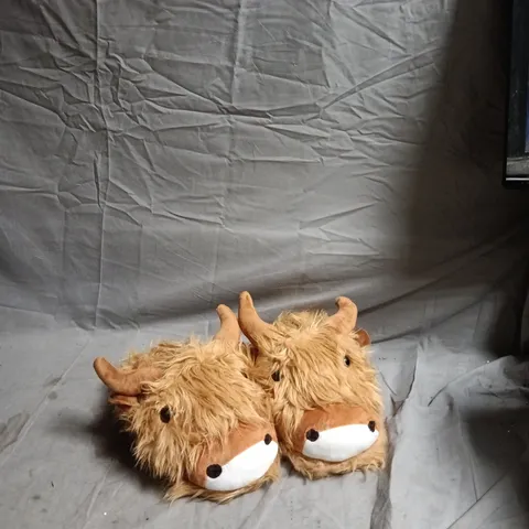 BOX OF APPROXIMATELY 15 PAIRS OF FOOTWEAR TO INCLUDE: COW SLIPPERS AND SIMMI HEELS