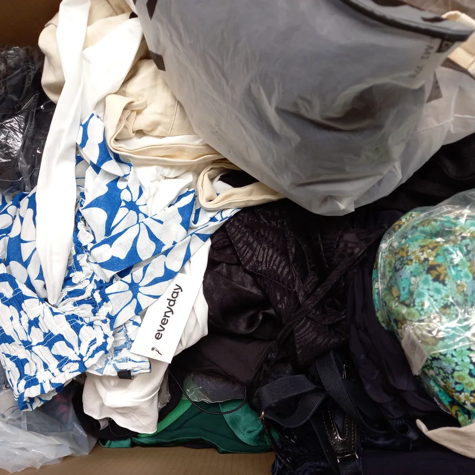 BOX OF APPROXIMATELY 25 ASSORTED CLOTHING ITEMS TO INCLUDE PANTS, SOCKS, T-SHIRT ETC